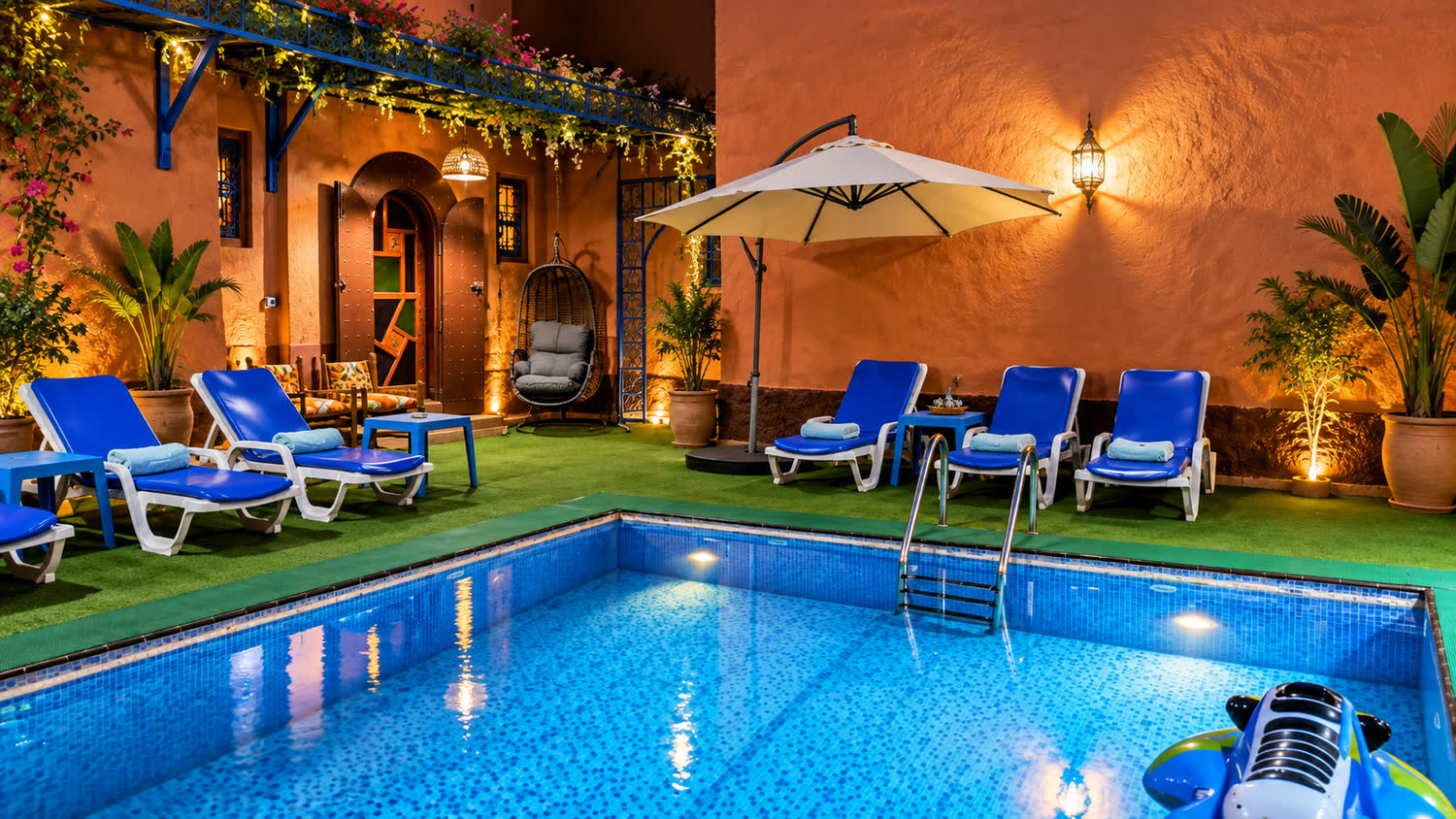 La piscine du Ksar Bahya, éclairée en soirée